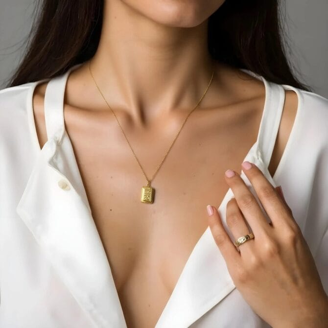 Embrace elegance with the Muse Necklace—a poetic blend of celestial charm and timeless allure, designed to inspire a moment of artistic wonder in every wear.