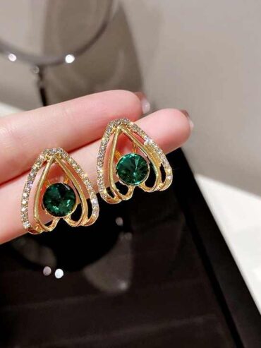 Fall in love with every glance as the Amora Heart Earrings shimmer in verdant radiance, their playful sparkle echoing tender emotions and turning every moment into a celebration of beauty and passion.