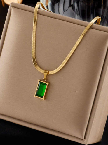 Drift into a dream where every gleam of the Livi Necklace whispers elegance. Its waterproof, 18K gold-plated allure fuses timeless beauty with modern resilience, celebrating unyielding grace and shimmering artistry with every delicate curve.