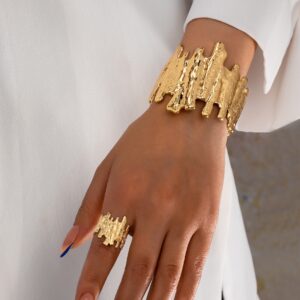 Embrace timeless elegance with the Belle Bracelet—a dance of vintage charm and modern allure that graces your wrist with poetic sophistication.