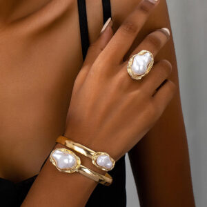 The Isla Ring enchants with irregular baroque pearls and gleaming gold plating—a delicate fusion of modern artistry and timeless allure that adorns your hand with poetic elegance.